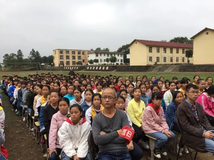 罗城初中举行“感恩励志公益行,引领践行中国梦”传统文化大讲堂活动