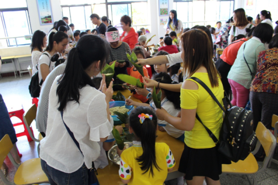 粽香传情----零陵区荷叶塘学校亲近传统文化节日