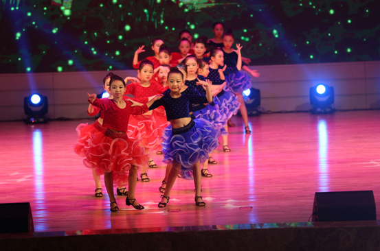 祝明日之星舞蹈学校暑期大型精品晚会圆满成功